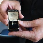 VHÚ získal vzácný výsadkářský pamětní odznak