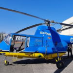 Vrtulník WSK SM-2 září po renovaci v podniku LOM PRAHA modrou i žlutou barvou