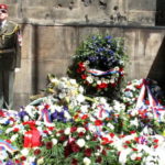 Seskok parašutistů ozdobil pietní ceremoniál při příležitosti 80. výročí bojů československých vojáků 18. června 1942