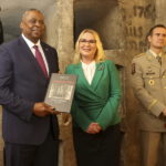Americký ministr obrany navštívil Národní památník hrdinů heydrichiády, převzal zde i knihu Atentát / Assassination