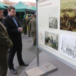Před Generálním štábem Armády České republiky byla zpřístupněna výstava o vojenském zdravotnictví
