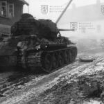 Fotografie tanku T34/85 během natáčení instruktážního filmu „Výcvik boje o osadu a v osadě“