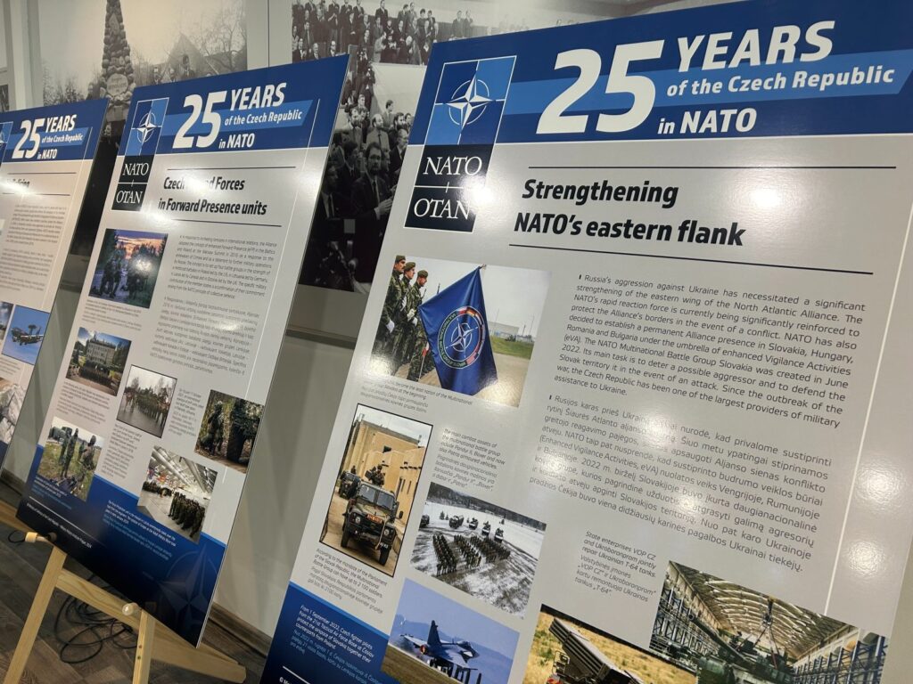 Ve Vilniusu otevřeli výstavu mapující 25 let Armády ČR v NATO