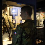 Středoškoláci na dobrovolném vojenském cvičení navštívili Armádní muzeum Žižkov, užili si víkendovou komentovanou prohlídku