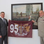 Velvyslanec Ukrajiny Vasyl Zvarych navštívil Vojenský historický ústav Praha. Přivezl prapor 95