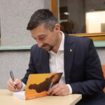 Válečný veterán Petr Matouš pokřtil v Armádním muzeu Žižkov svou knihu. Patronkou je i ministryně obrany Jana Černochová Válečný veterán Petr Matouš pokřtil v Armádním muzeu Žižkov svou knihu