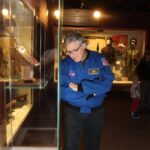 Astronaut NASA se v Armádním muzeu Žižkov podíval na dar jeho předchůdců – vzorky horniny z Měsíce